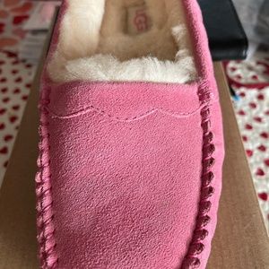 UGG Slippers Ansley Pink scallop suede Size 8